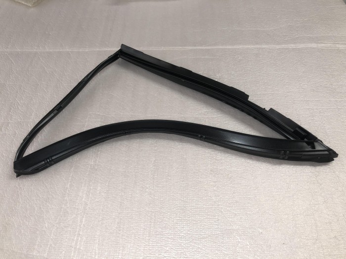 Уплотнитель стекла двери TOYOTA CAMRY V40 2006-2011 6818933040