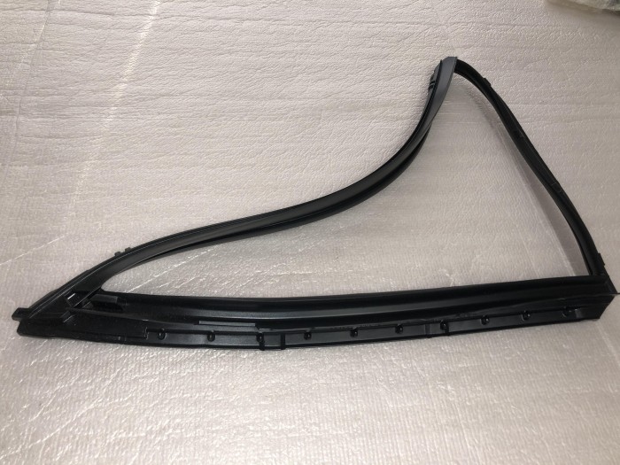 Уплотнитель стекла двери TOYOTA CAMRY V40 2006-2011 6818933040