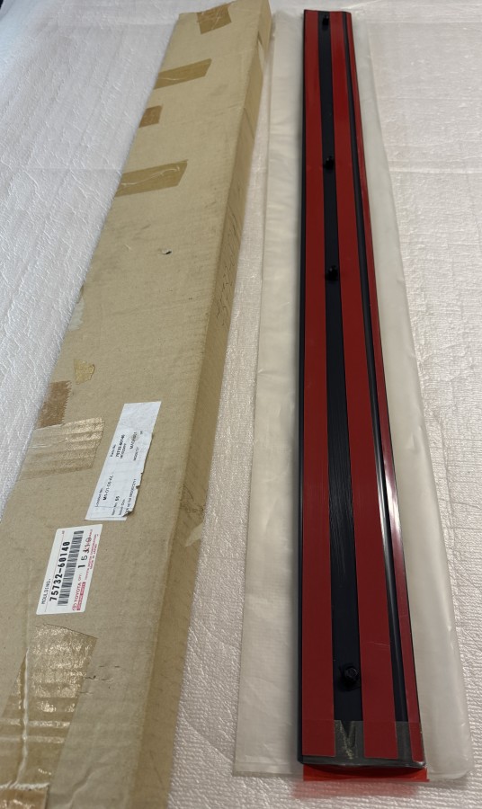 Молдинг передней левой двери Toyota LAND CRUISER 100 7573260140