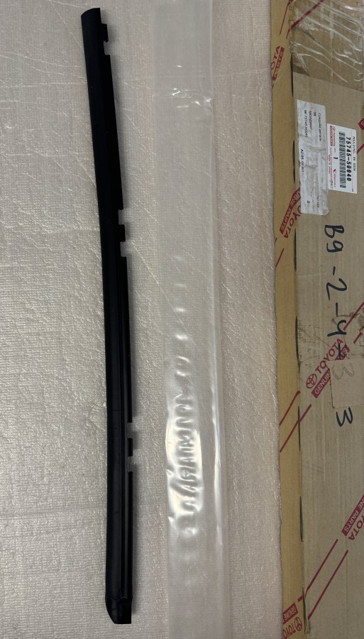 Молдинг двери задней правой Lexus Ls430 7574550040